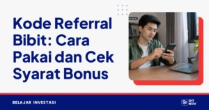 Pengguna memeriksa aplikasi investasi di ponsel sebelum menggunakan kode referral Bibit
